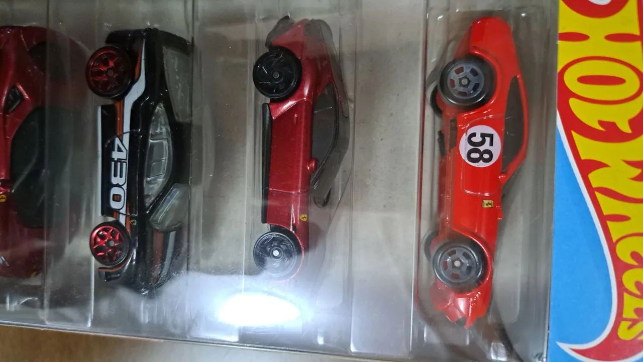 Carrinho Hot Wheels Ferrari 1/64 pacote com 5 - Foto 4