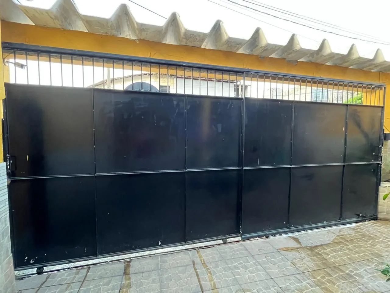 Portão de garagem e casa preto - Foto 3