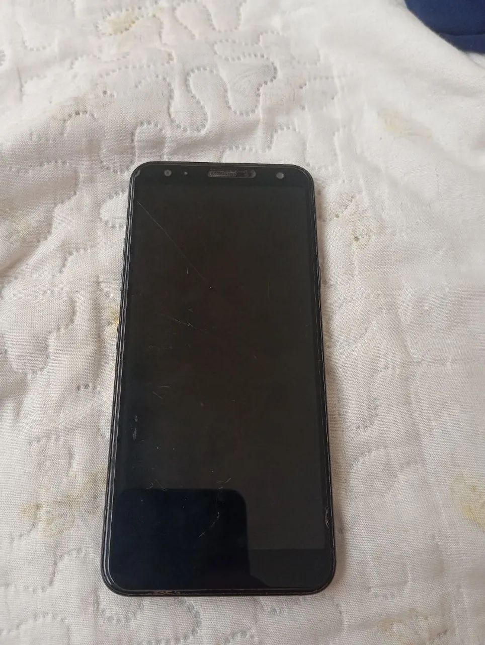 Celular LG com entrada de energia quebrada, e tela trincada 