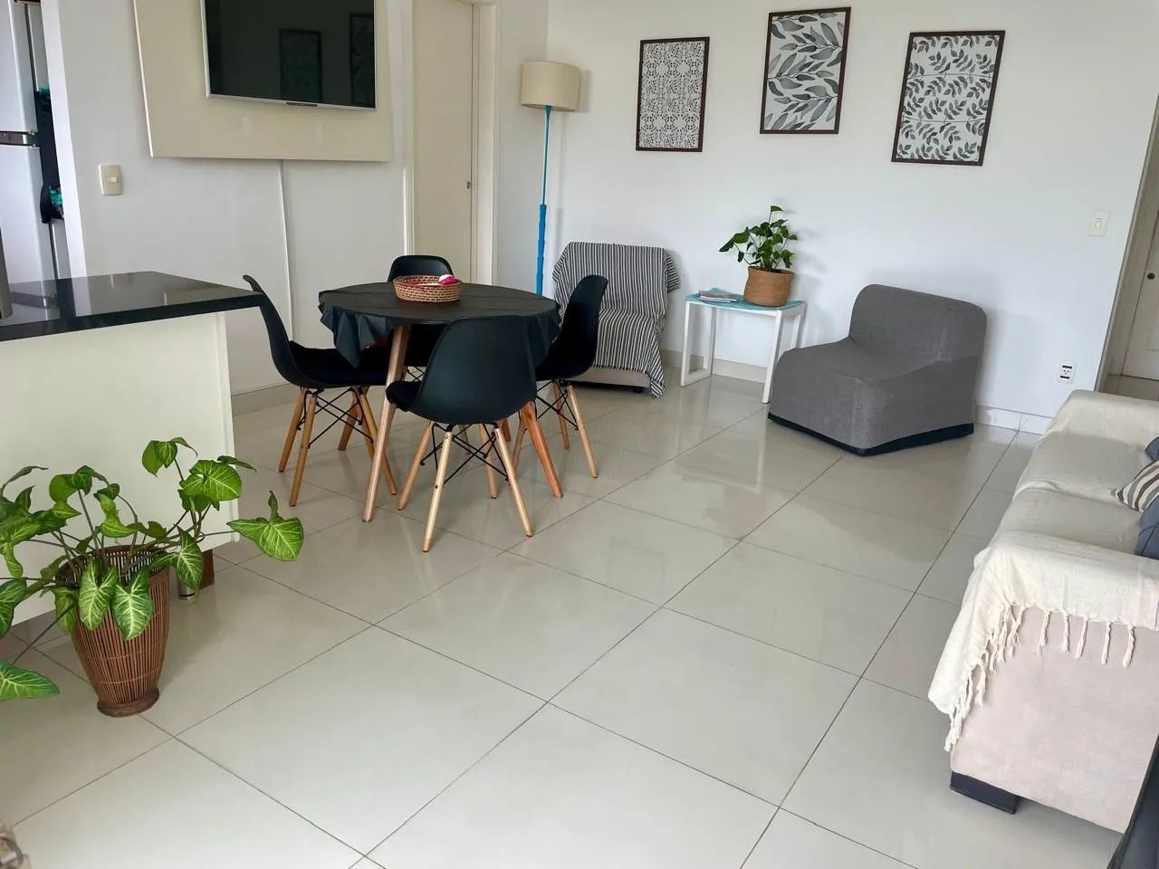 Conjunto mesa de jantar preta e cadeiras estilo eames  - Foto 2