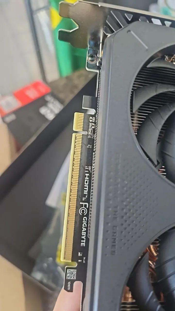 RX 9060XT 16GB GIGABYTE - Foto 2
