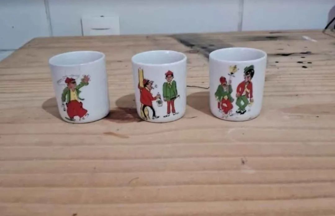 Conjunto de caneca de louça 