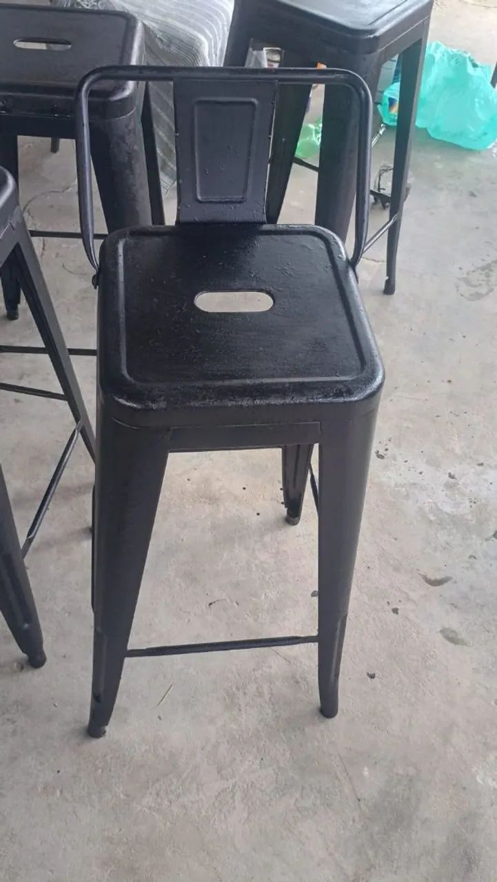 Banqueta Alta de Ferro Preta com Encosto