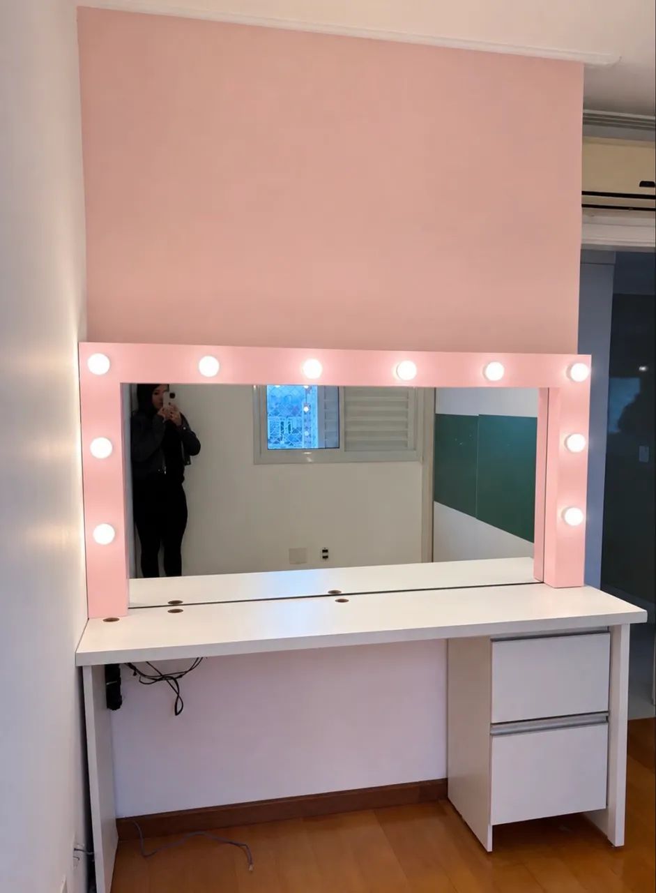 Penteadeira com painel e luzes