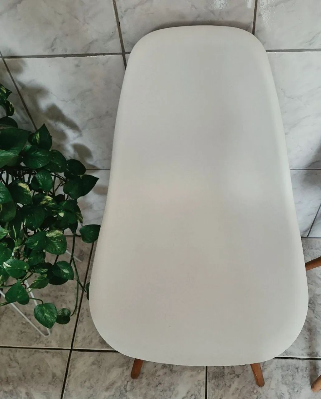 JOGO DE CADEIRAS Eames Eiffel (Pé Palito Assento branco)  - IMPECÁVEL  - Foto 2