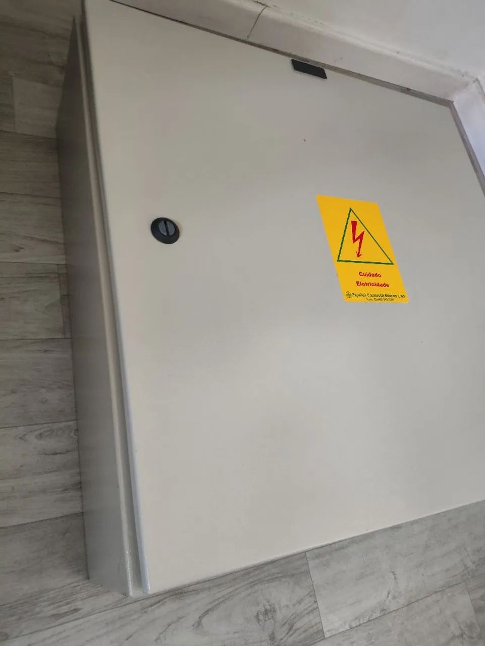 Quadro de distribuição elétrica médio Completo460258558493347841