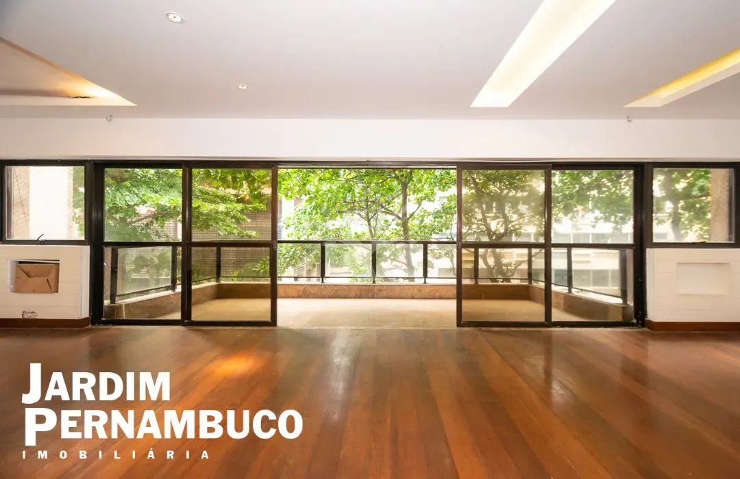 Apartamento na Quadra da Praia do Leblon