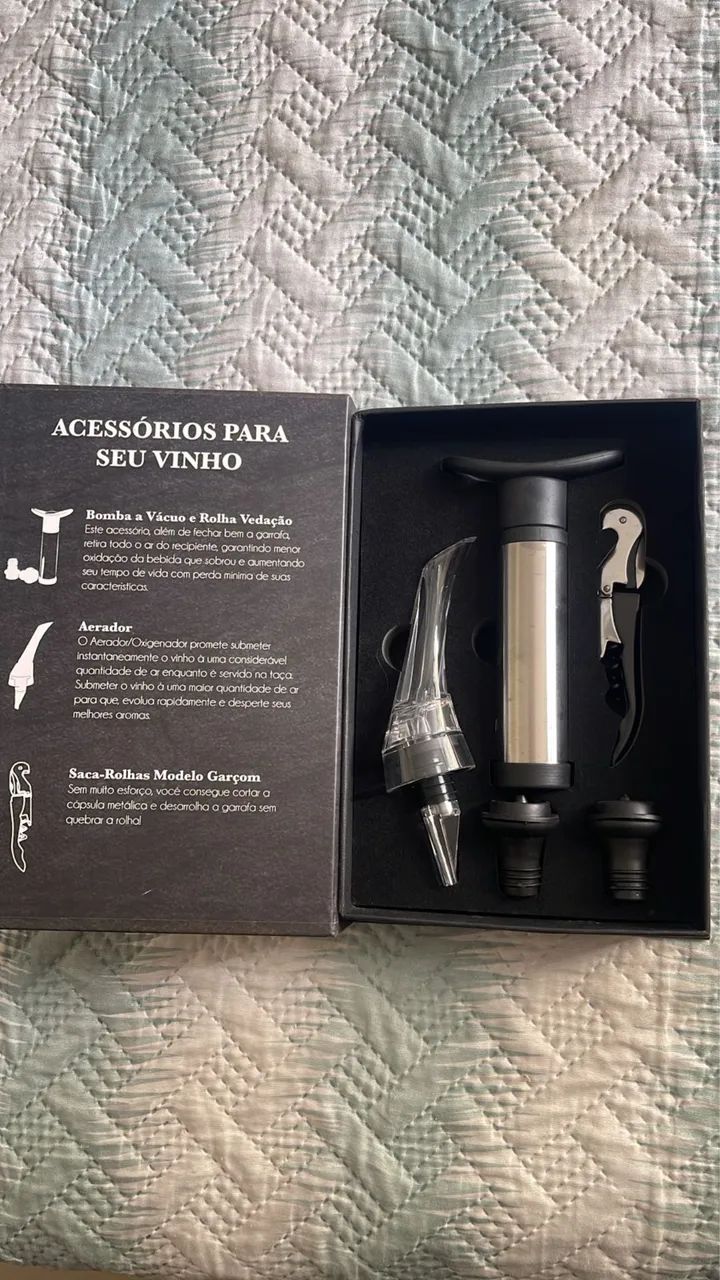 Caixa com kit vinho 