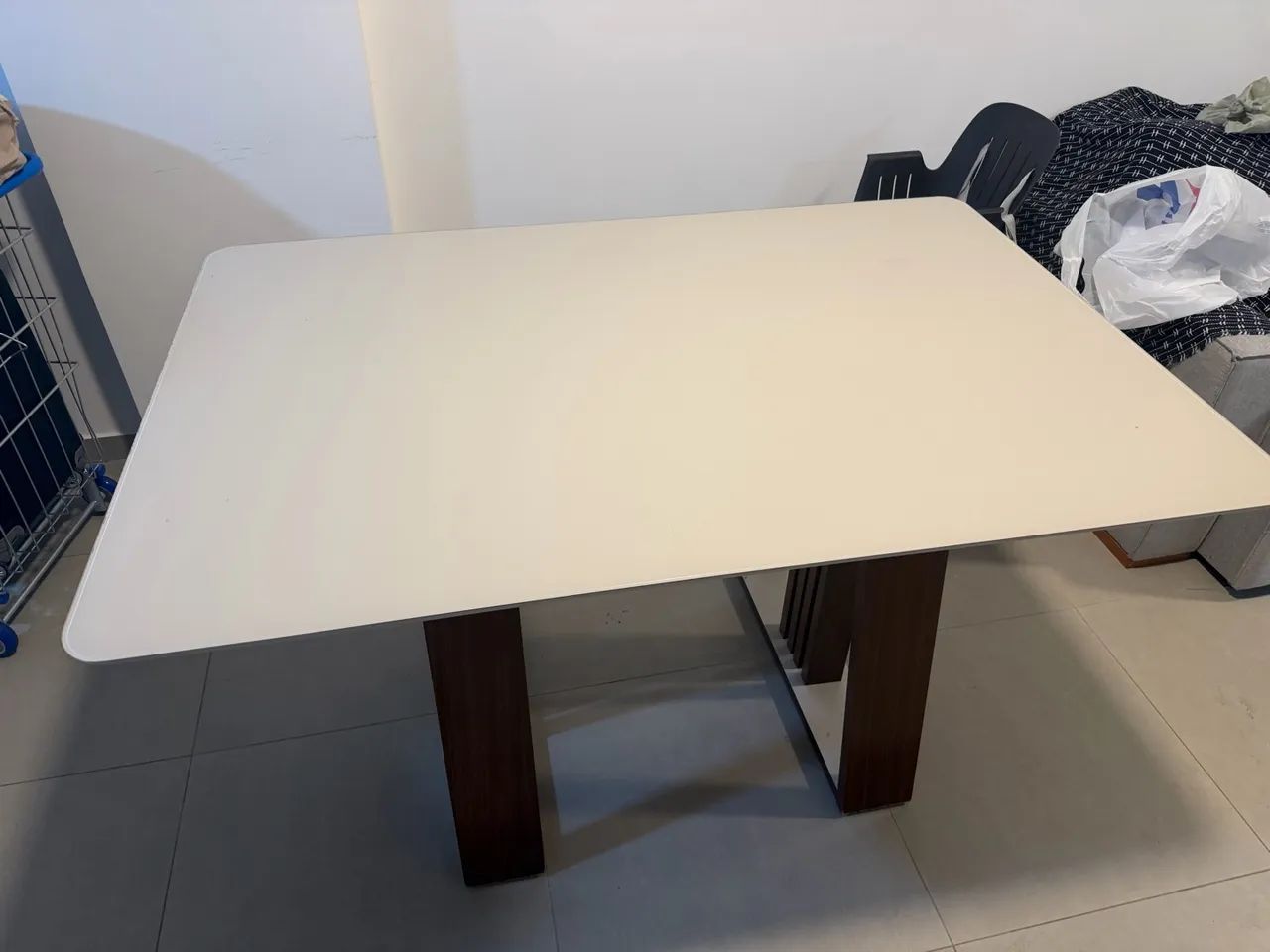 MESA DE JANTAR COM TAMPO DE VIDRO