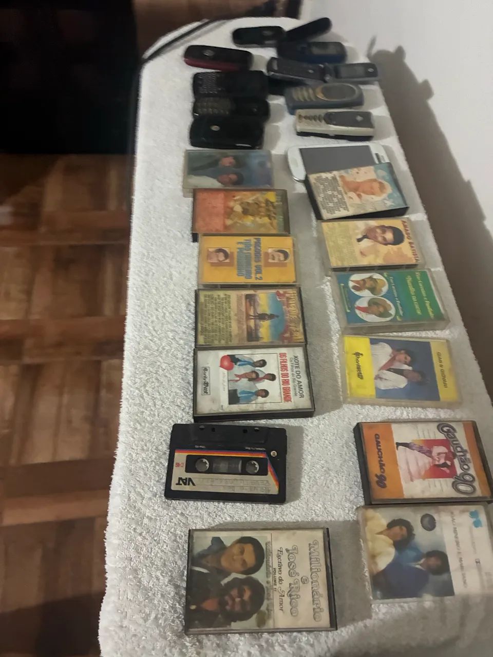 Fitas cassetes e celulares antigos 