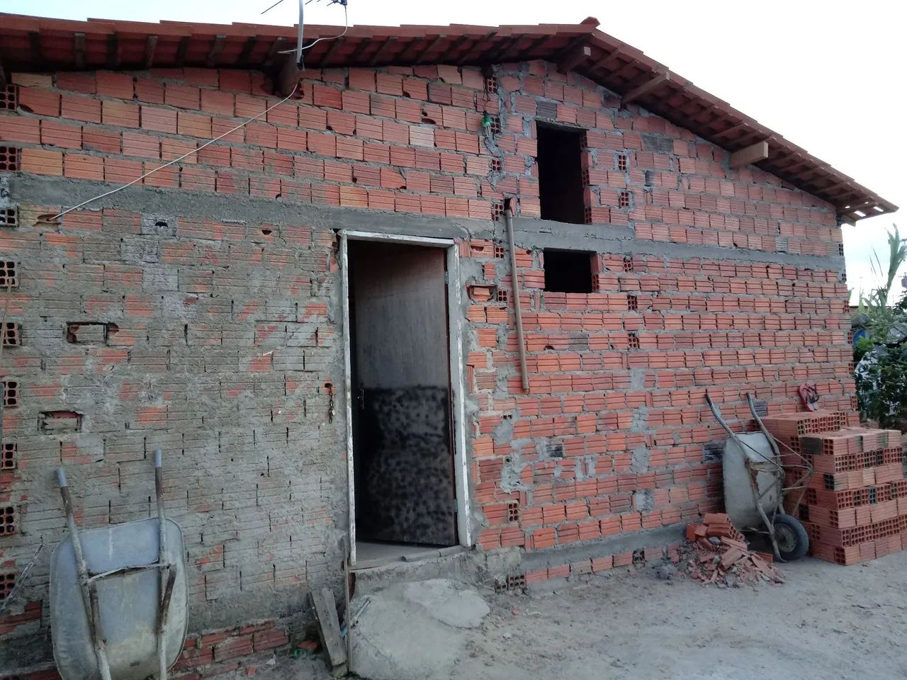 Vendo uma casa por 30.000