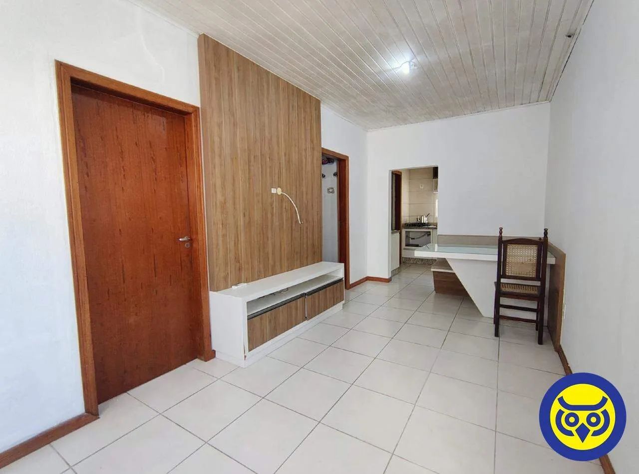 Casa com 2 dormitórios na Agronômica  Florianópolis à uma Quadra da Beira-Mar - Foto 2