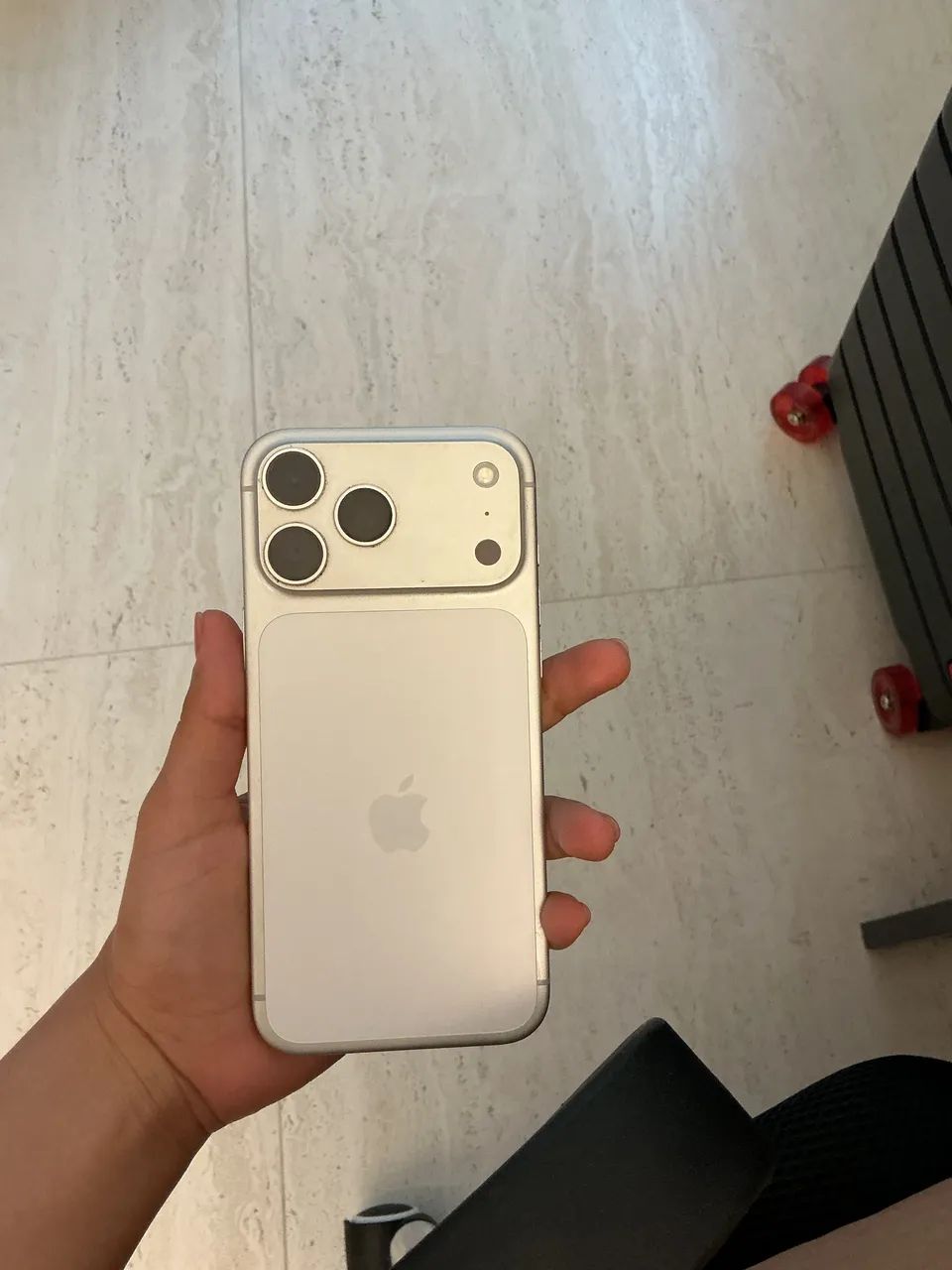 Vendo iPhone 17 pro max 1tb 7 meses de uso branco  - Foto 2