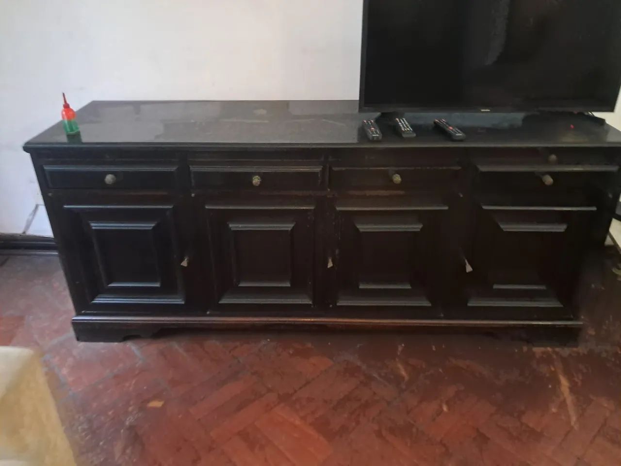 Buffet de madeira maciça 