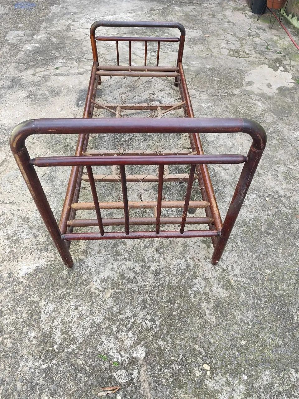 Antiga cama de madeira solteiro 