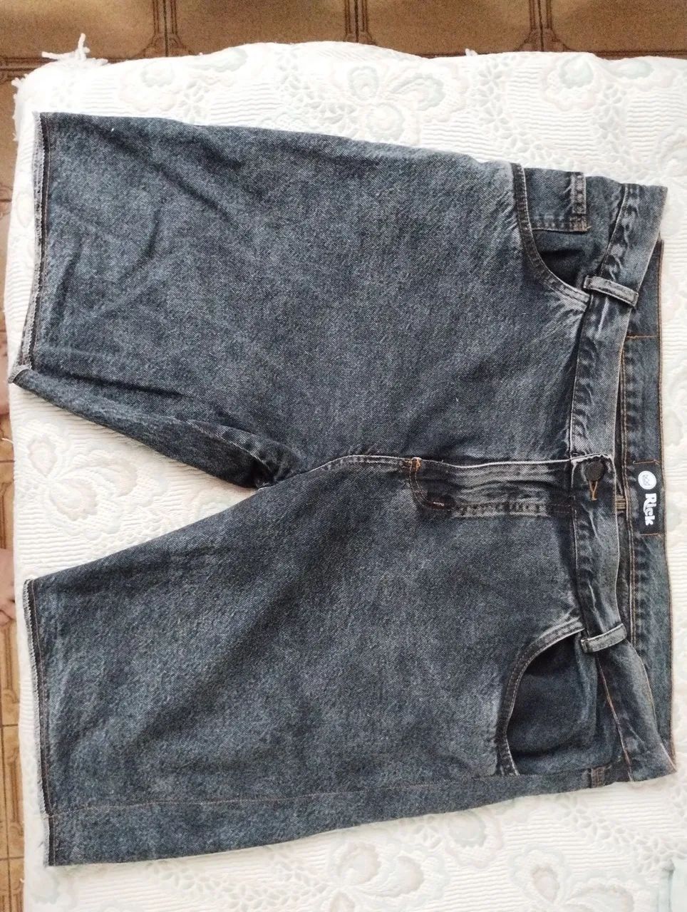 Vendo bermuda jeans preta nova tamanho 52