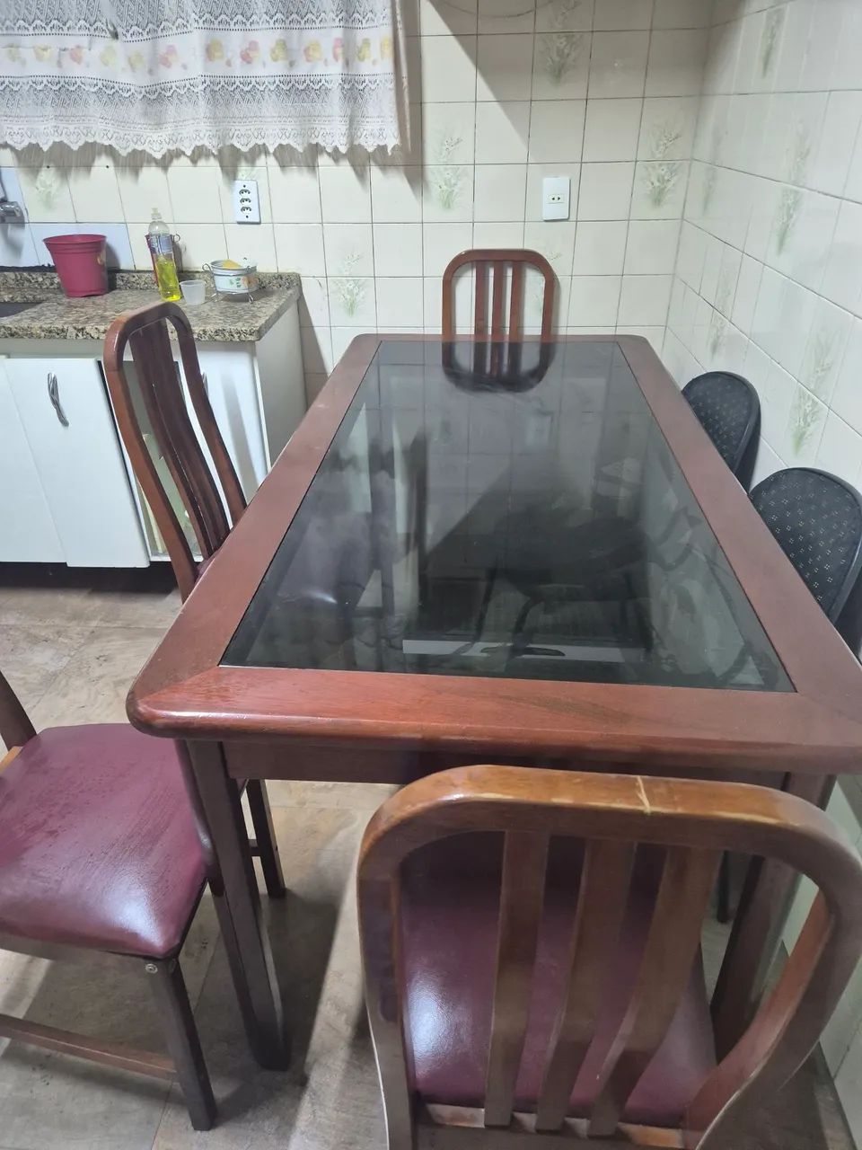 Mesa de madeira com vidro
