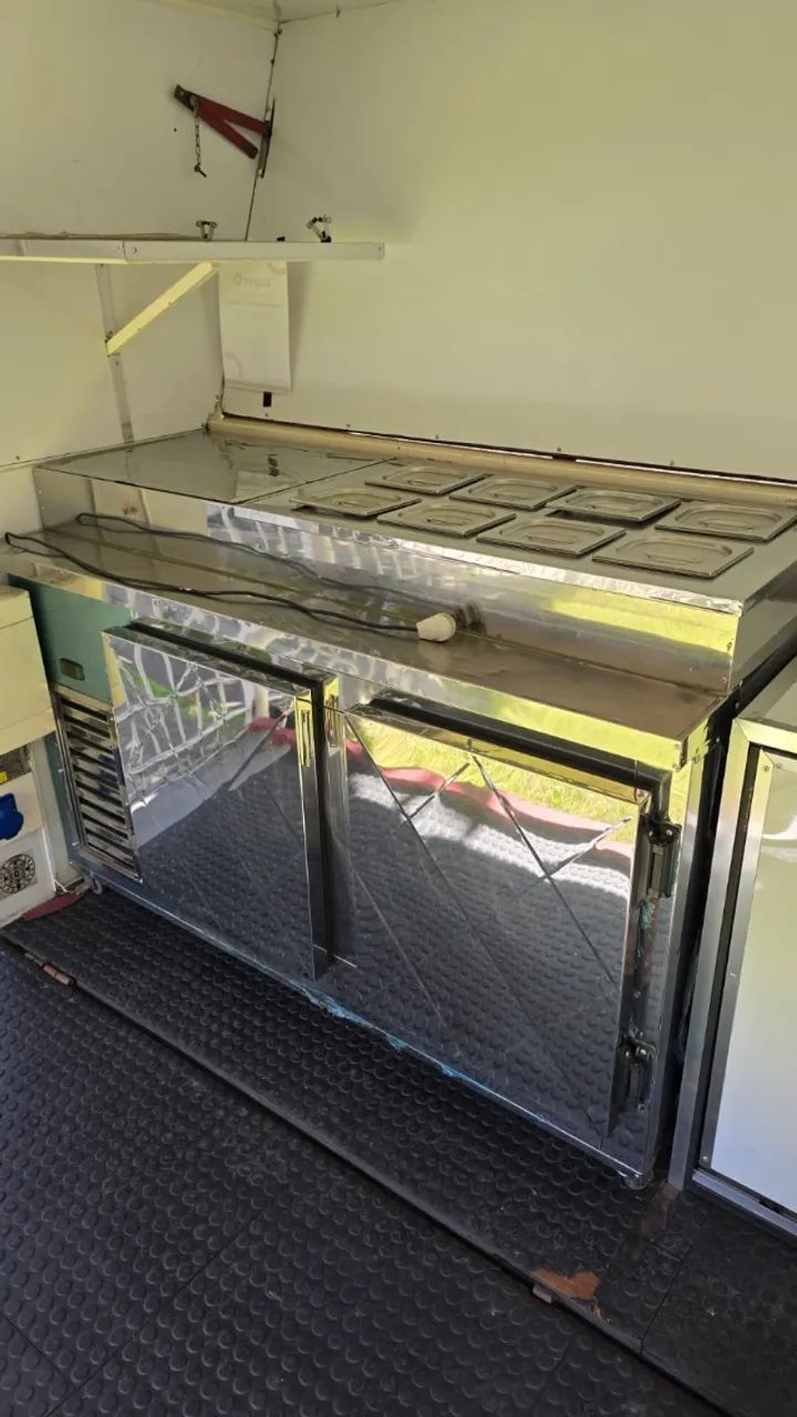 BALCÃO REFRIGERADO EM INOX COM ESPAÇO INTERNO E 8 CUBAS PARA SERVIÇO - Foto 2