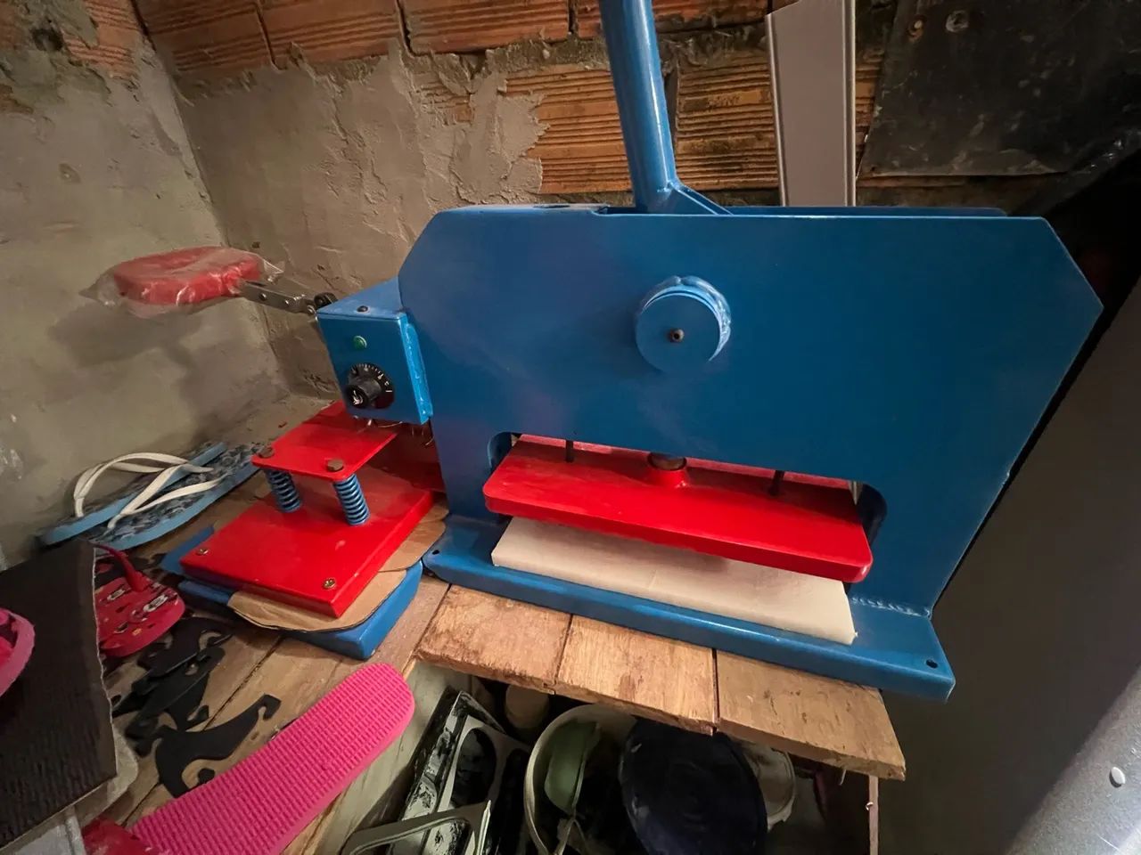 Máquina de corta e estampa chinelos