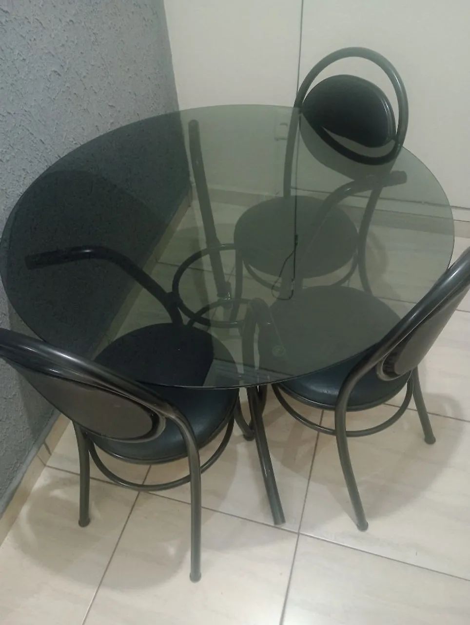 Vendo mesa de vidro com 3 cadeiras 