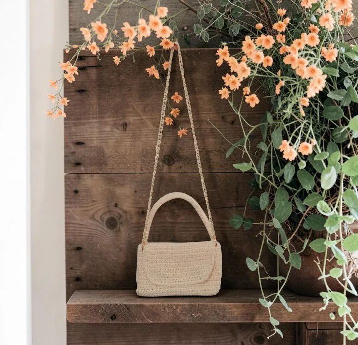 Bolsa croche creme alca dourada