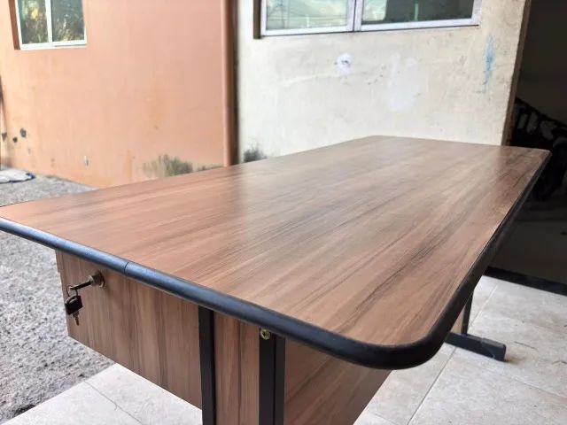 Mesa de Escritório em Madeira com Estrutura de Ferro e Gavetas - Foto 5