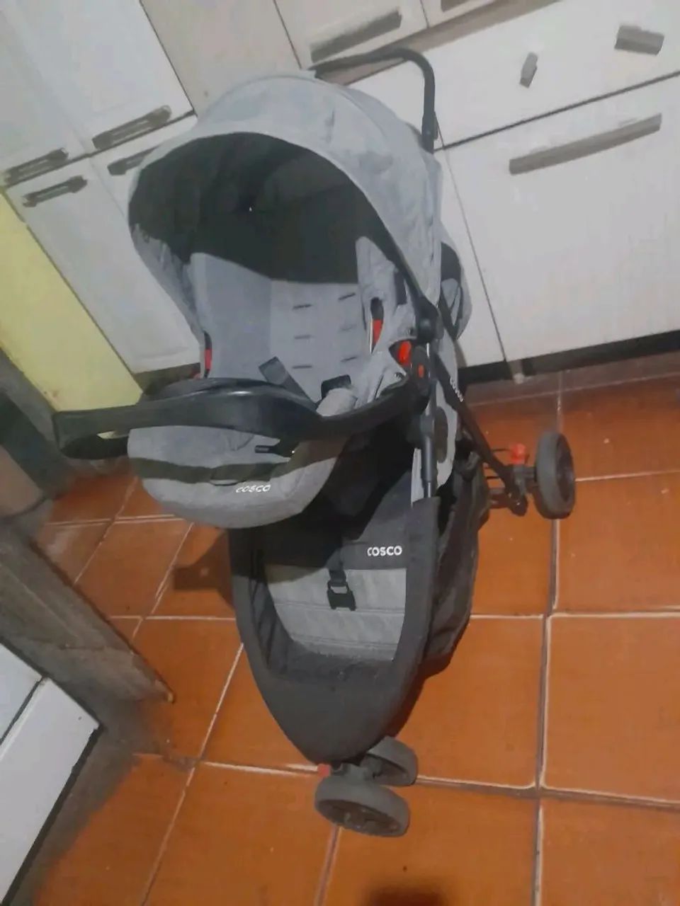 Carrinho de bebê com bebê conforto  - Foto 3