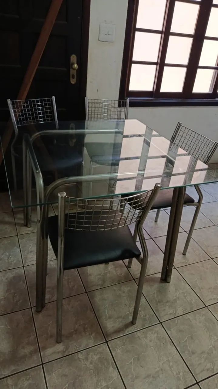Mesa com tampo de vidro e cadeiras 