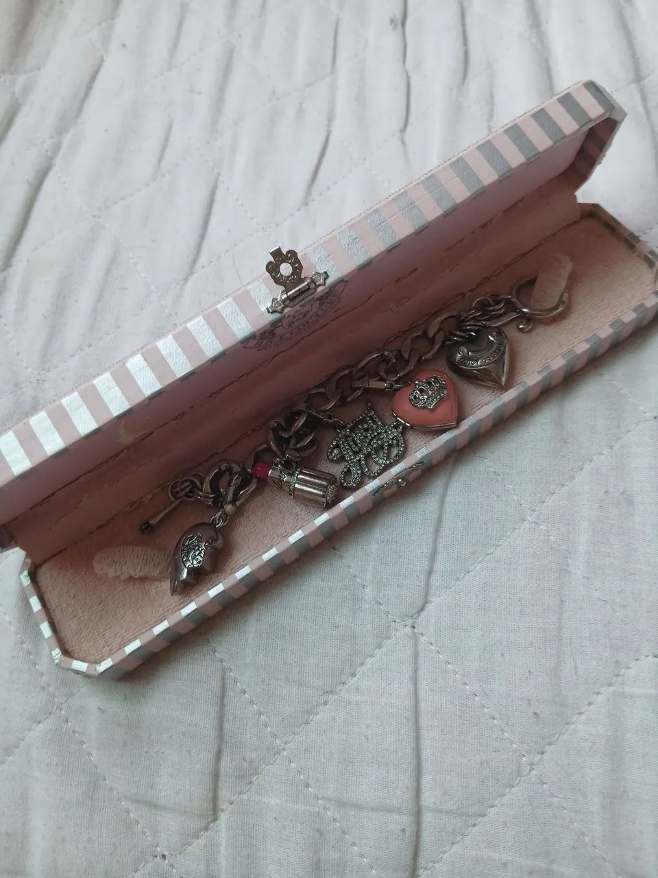 Pulseira Juyce Couture com berloques 