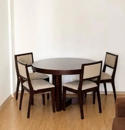Mesa com 4 cadeiras 