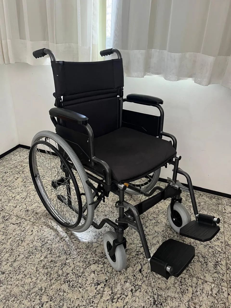 Cadeira de rodas e cadeira de banho  - Foto 2