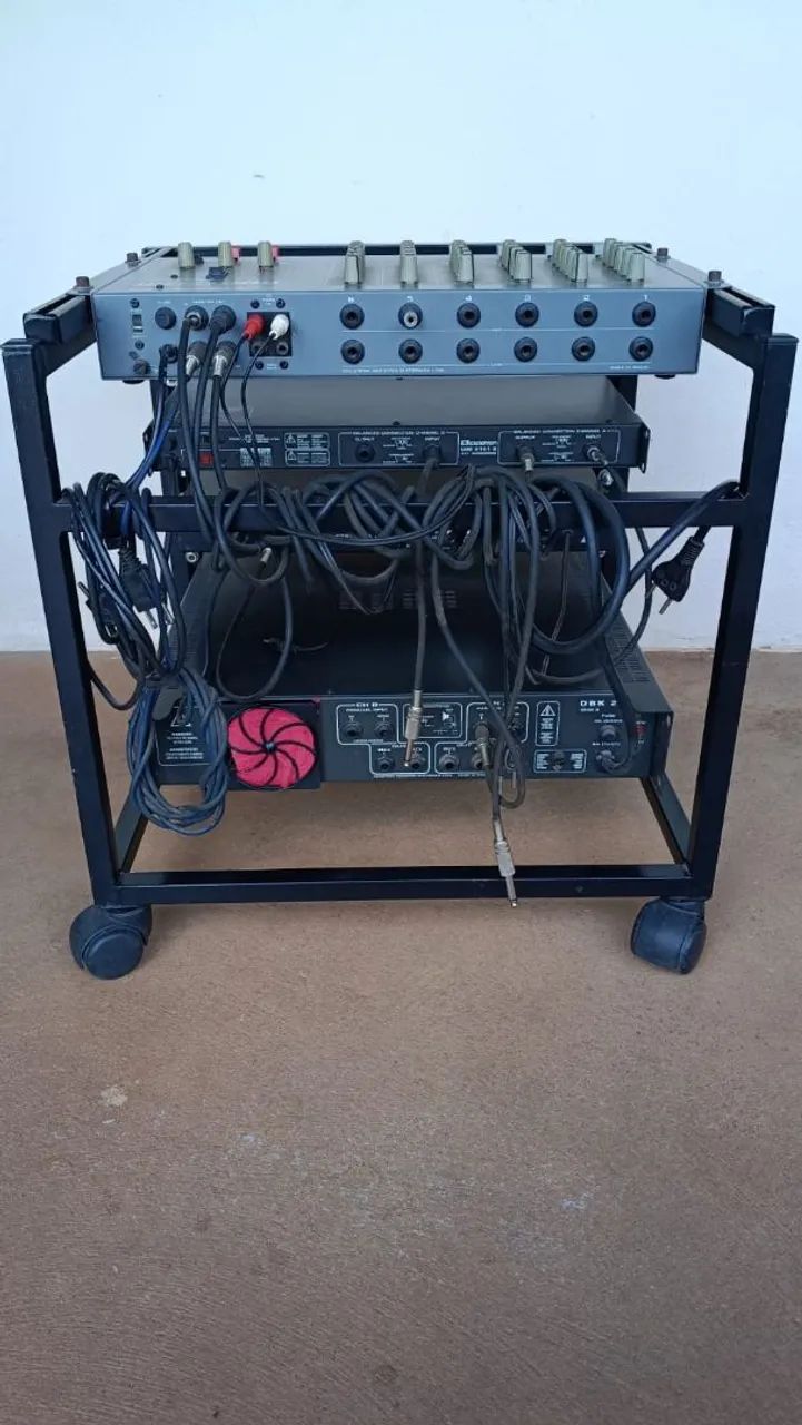 Raque de som com mesa