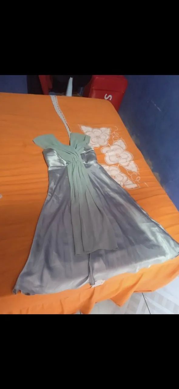 Vendo todos os vestidos por 100 reais. * 