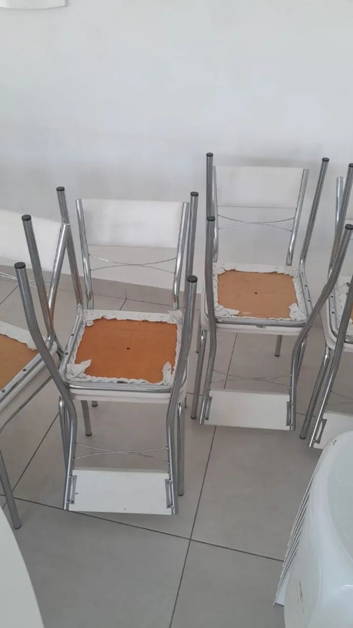 Mesas de madeiras e cadeiras