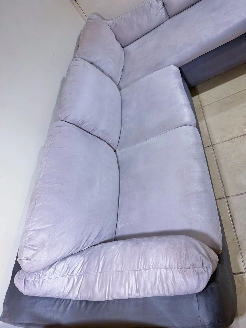 Sofá de Canto em L Suede Liso Cinza Claro - 2,70m x 1,60m - Sem Avarias - Foto 3