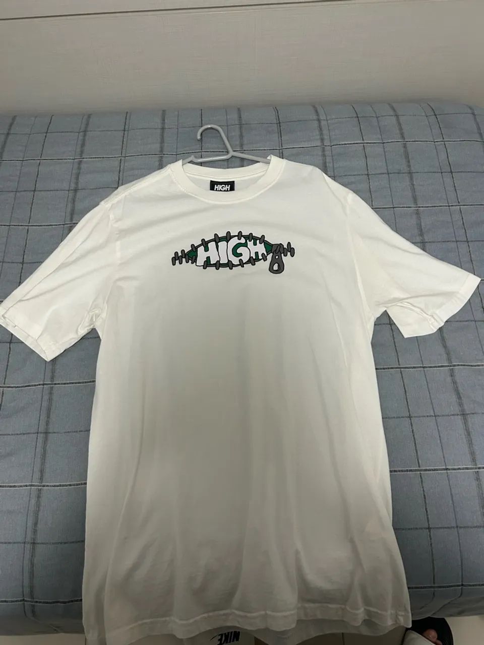     Camiseta: HIGH Zipper Tee - White.