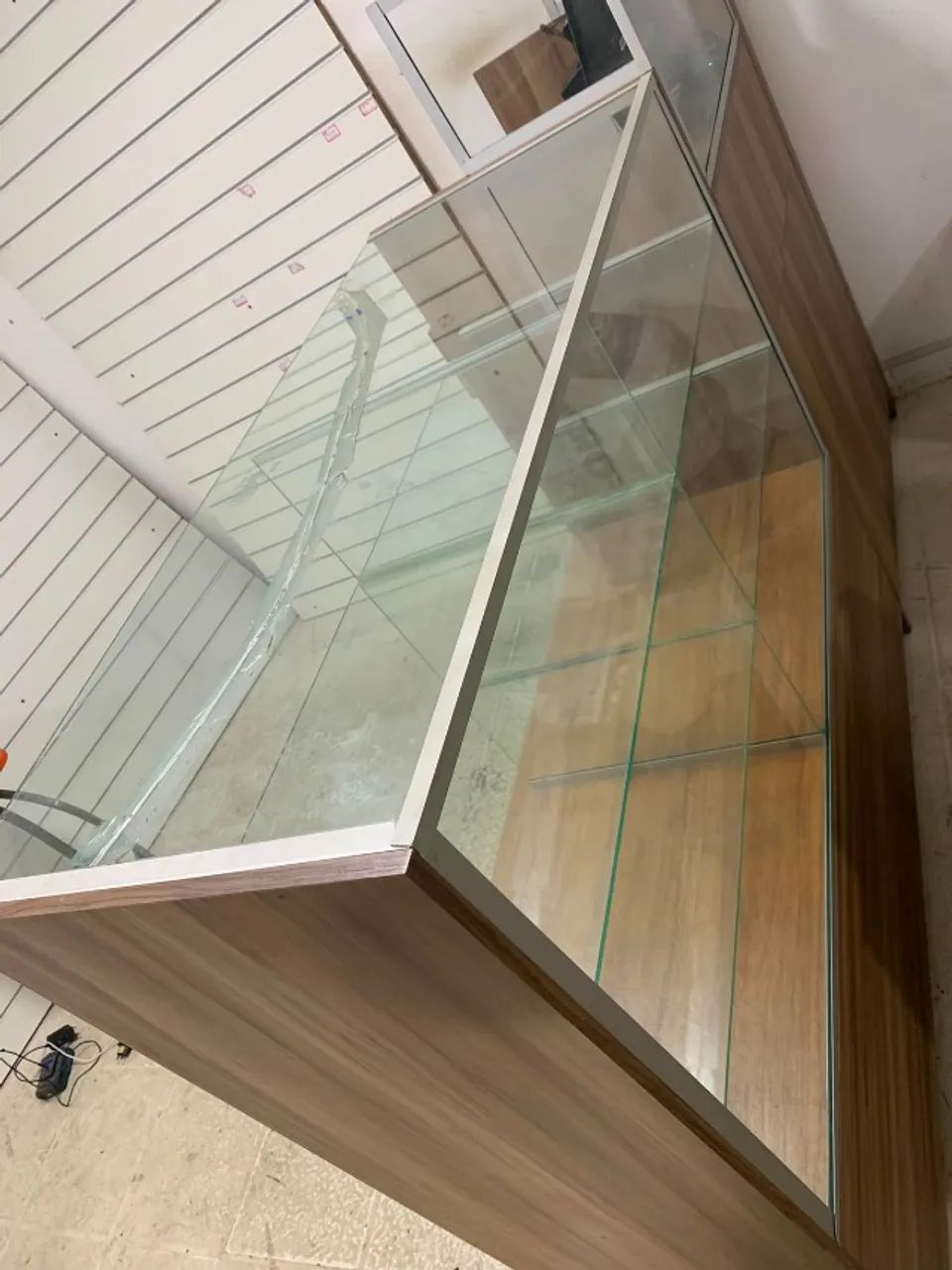 Balcão de Atendimento em MDF com Expositor de Vidro e balcão caixa