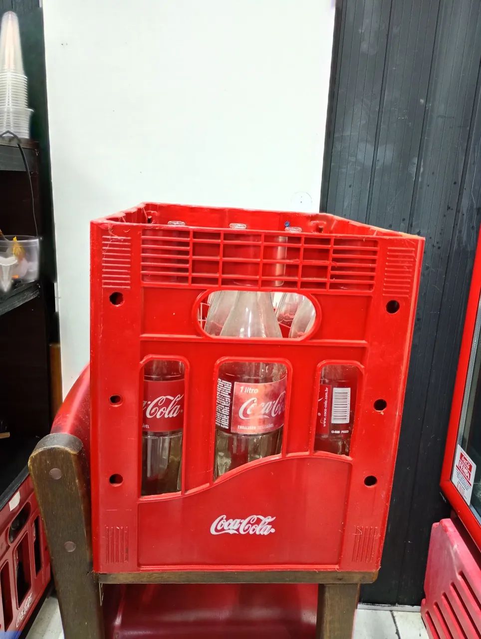Caixa com vasilhame Coca Cola 1 litro - Foto 3