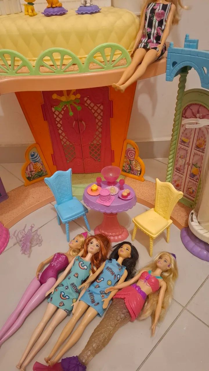 Castelo Barbie com bonecas e acessórios - Foto 5