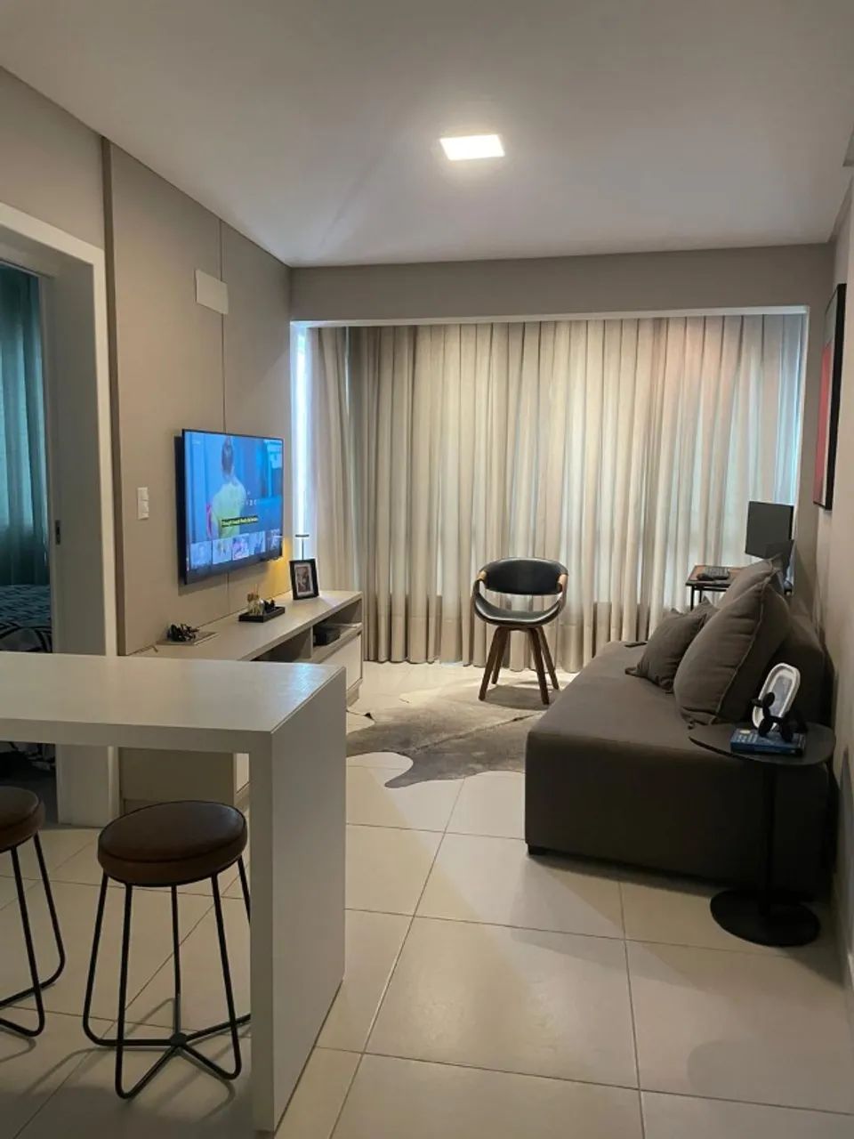 Vendo Sofá Paris (Tecido Bellagio) + Mesa lateral Preta - Foto 2