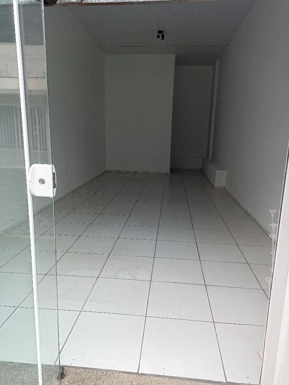 Sala Comercial no Centro de Paranaguá 