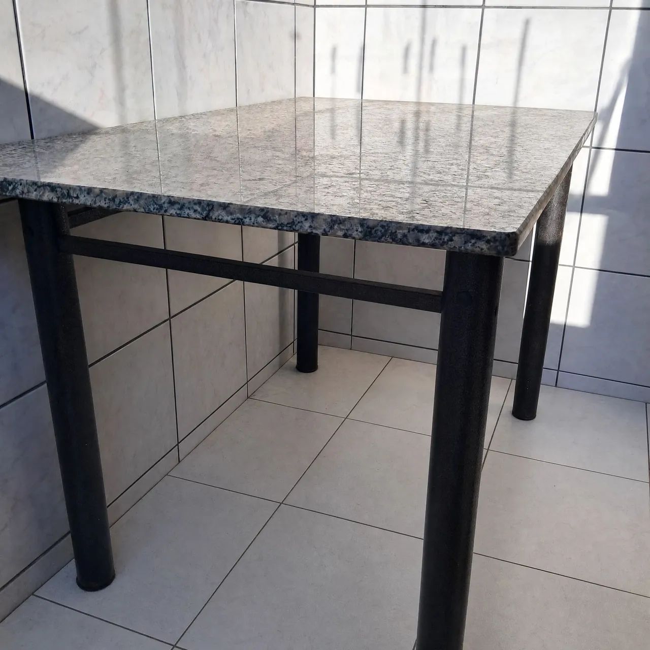 Vendo uma mesa de granito sem as cadeiras 