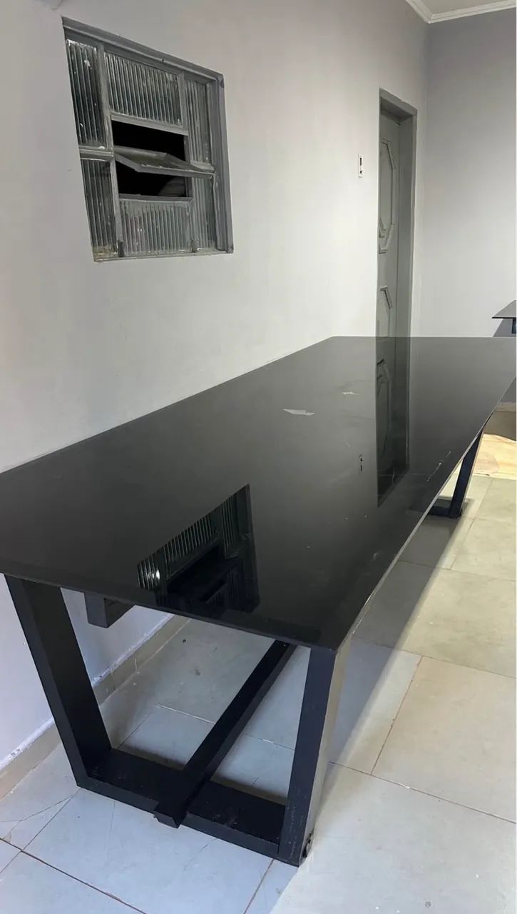 Mesa de jantar de vidro com estrutura de madeira  - Foto 2