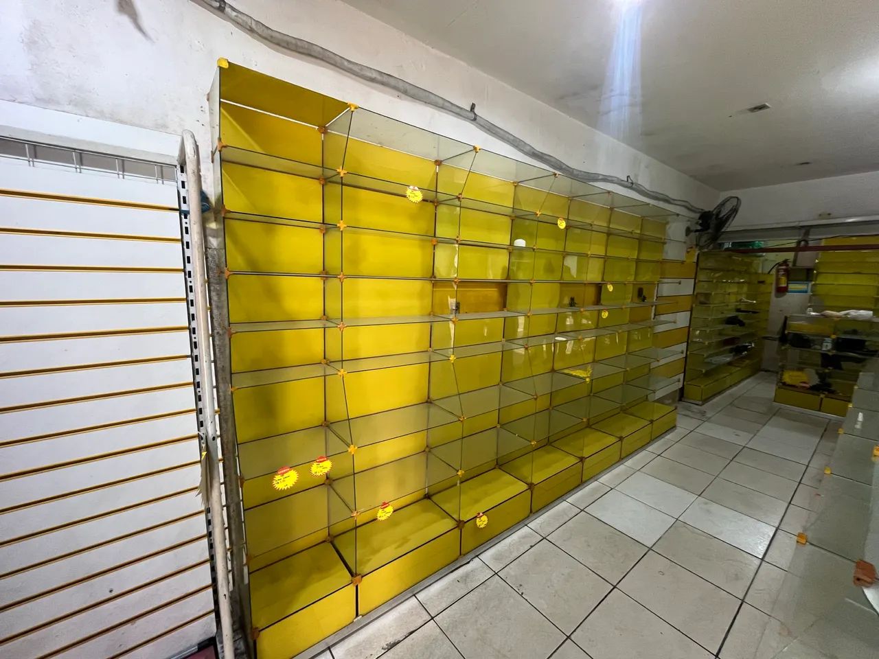 Vendo Gondolas para loja e farmácia e perfumaria  - Foto 3