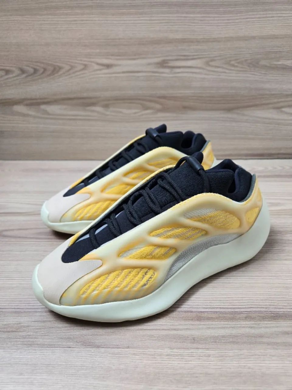 Yeezy 700 V3 Safflower Original C/ Caixa + Extra Lace - Calçados