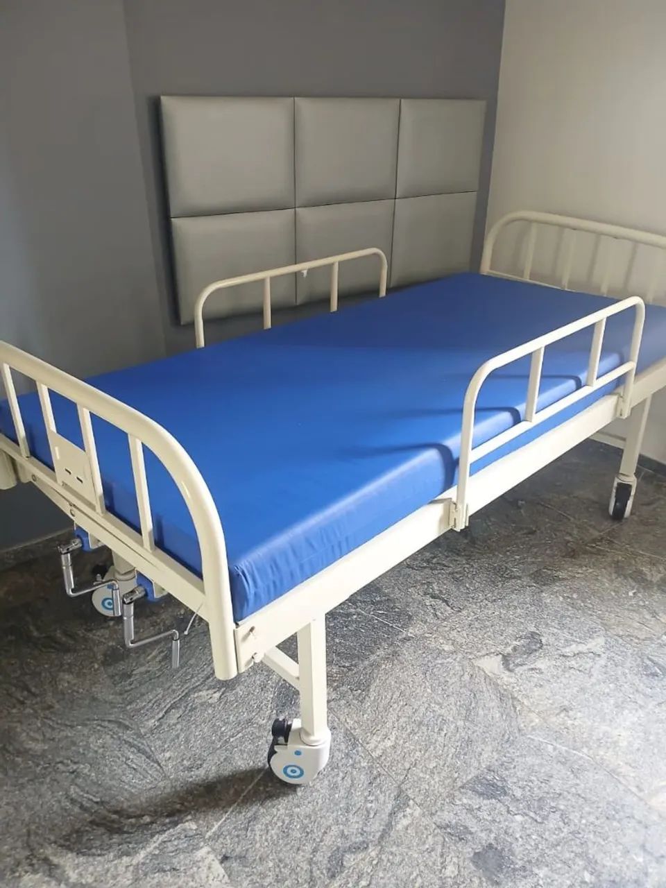 Cama hospitalar com colchão semi nova 