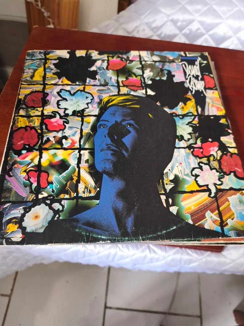 David Bowie (Capa com o artista em tom azulado e moldura floral)