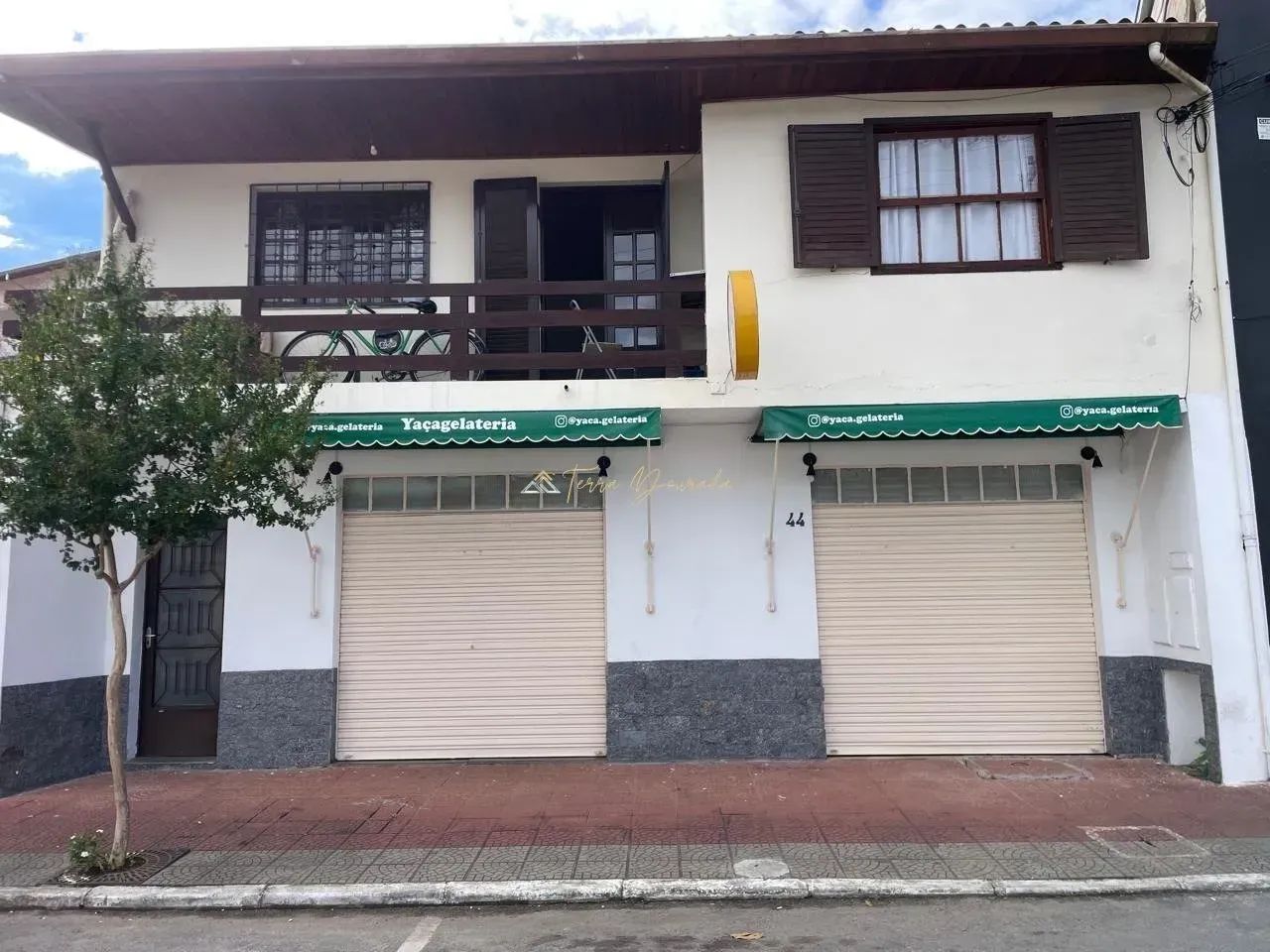 SOBRADO + PONTO COMERCIAL À VENDA