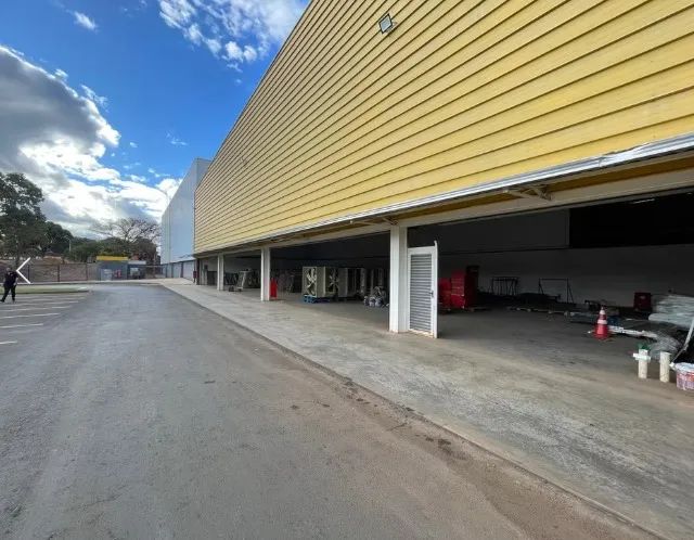Loja ao Lado de Supermercado