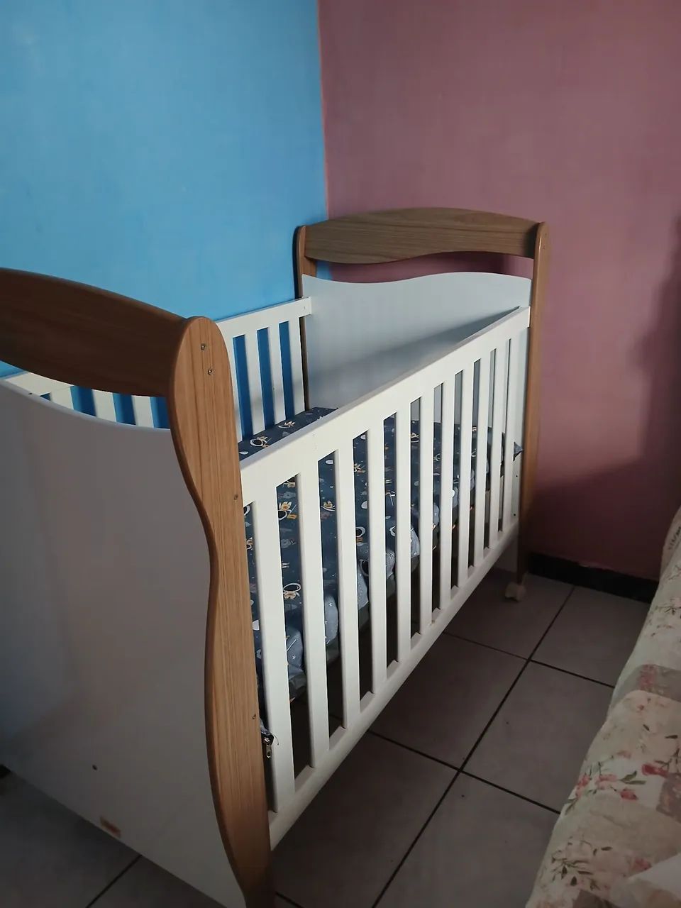 Vende-se Berço,3 em 1 super conservado,com rodinhas nos pés  - Foto 3